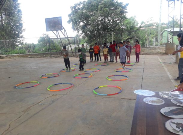 images/escuelita-cochabamba/blog-fotos/2022/2022-03_04_Chocaya-Spiele_draussen_auf_dem_Gelände_des_Kindergartens-2.jpg